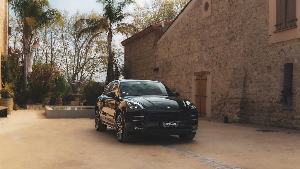 PORSCHE MACAN TURBO