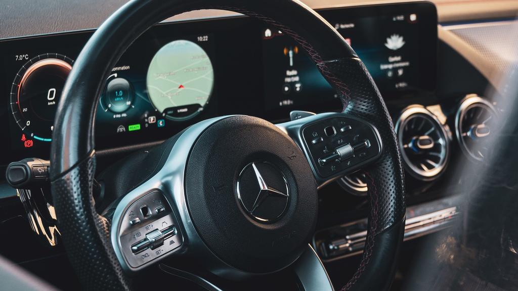 MERCEDES EQA